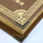 Il contenitore di regalo a forma di di goffratura del libro di legno riveste di pelle lo spostamento del logo rotondo di superficie del metallo della spina dorsale 3D